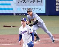 １回、右中間へ走者一掃の適時二塁打を放つ前川（撮影・立川洋一郎）