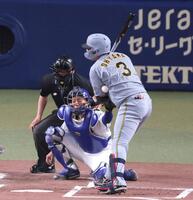 １回、死球を受ける大山（撮影・立川洋一郎）