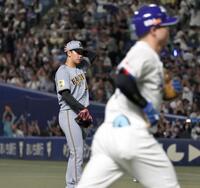１回、細川（手前）に３ランを許す門別（撮影・田中太一）