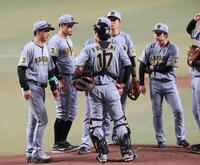 １回、マウンドに向かいナインに声をかける藤川監督（左）＝撮影・西田忠信