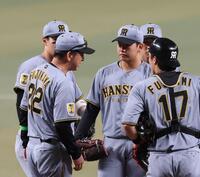 １回、藤川監督（左）から声をかけられる門別（撮影・西田忠信）