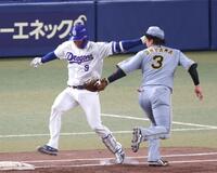 １回、一塁へ駆け込む石伊（左）と接触する大山（撮影・立川洋一郎）