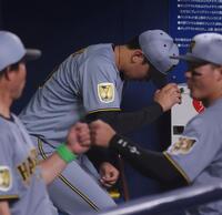 ４失点した初回を投げ終えベンチに戻る門別（撮影・西田忠信）