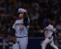 ５回、石伊（右）にソロを浴びた門別（撮影・西田忠信）