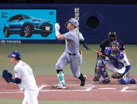 ７回、空振り三振に倒れる佐藤輝（撮影・立川洋一郎）