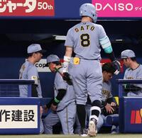 中日に敗れ、足早にベンチを後にする藤川監督（左）＝撮影・西田忠信