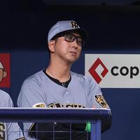 ５回、ベンチで腕組みをする阪神・藤川球児監督＝バンテリンドーム（撮影・西田忠信）