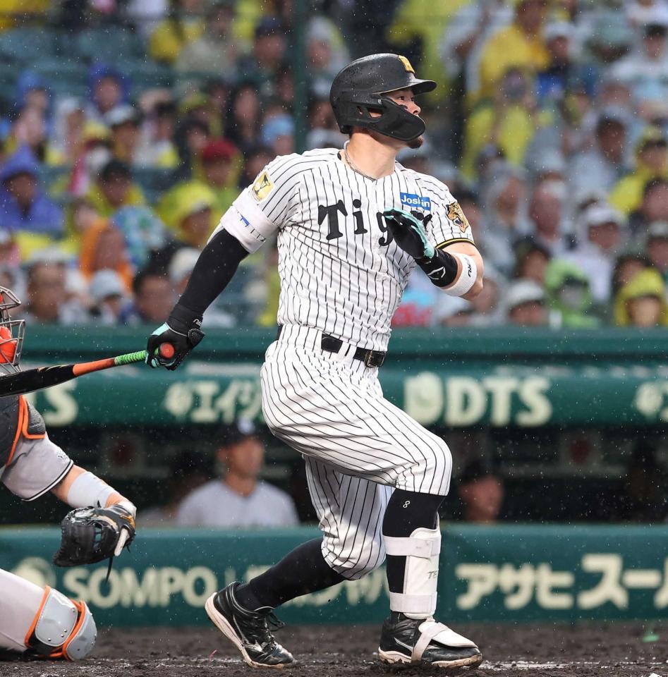 　４回、先制の適時三塁打を放つ佐藤輝