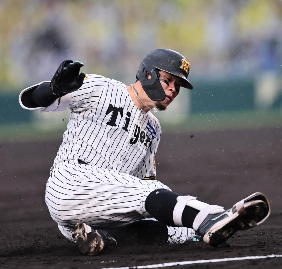 ４回、適時三塁打を放ち、三塁にすべり込む佐藤輝（撮影・田中太一）