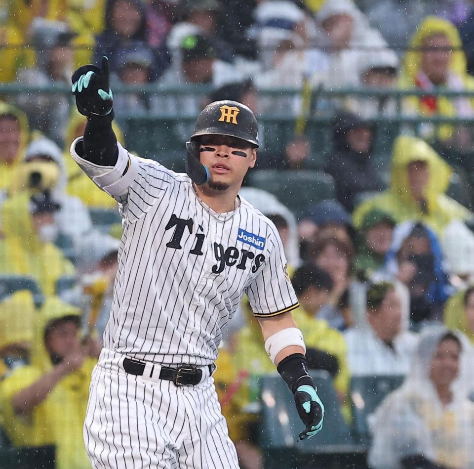 ４回、先制の適時三塁打を放ちベンチを指さす佐藤輝（撮影・西田忠信）