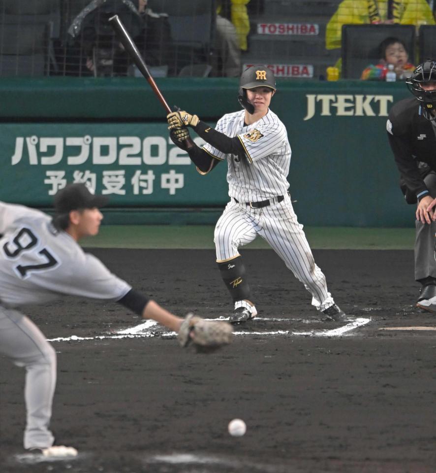 　６回、中前打を放つ中野（撮影・飯室逸平）