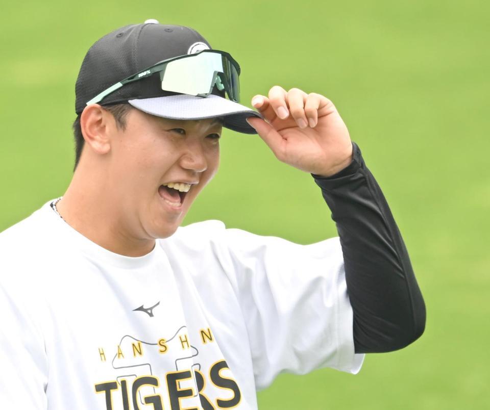 キャッチボールの合間に笑顔を見せる門別（撮影・飯室逸平）