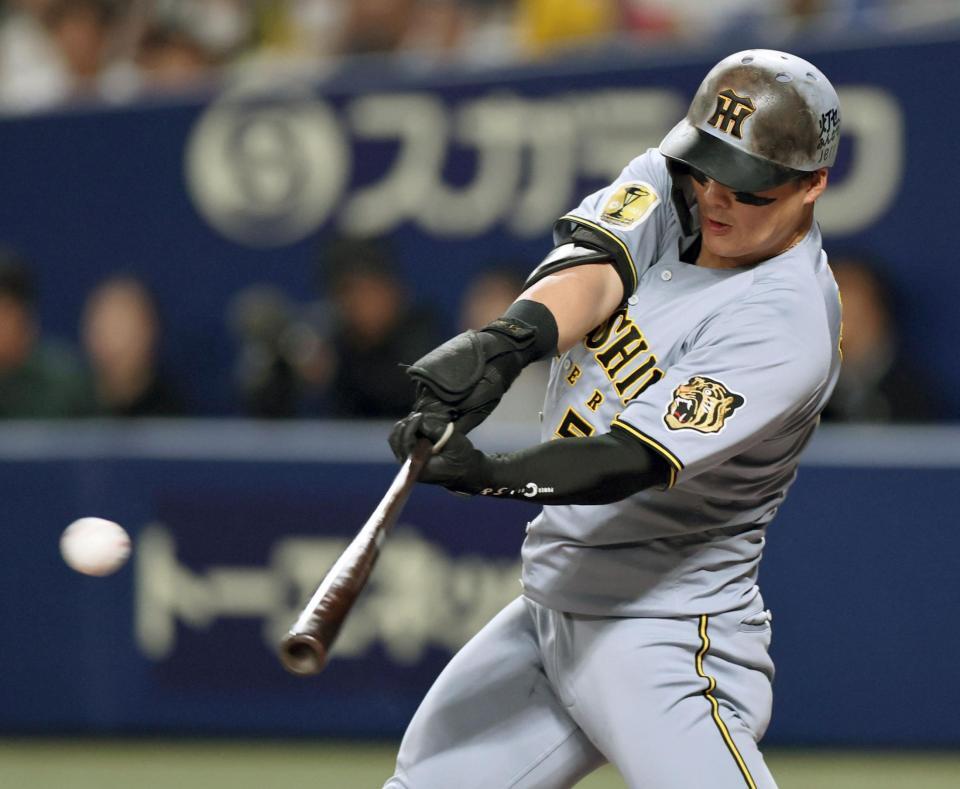 １回、３点適時打を放つ前川（撮影・田中太一）