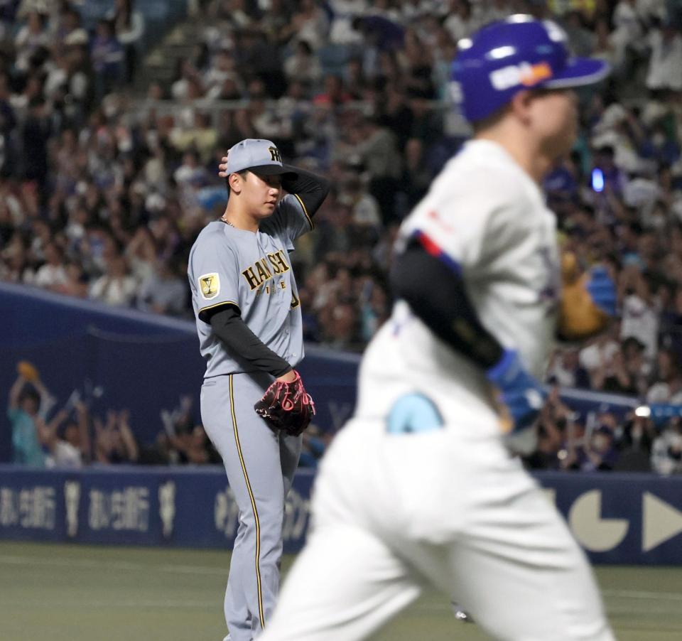 １回、細川（手前）に３ランを許す門別（撮影・田中太一）