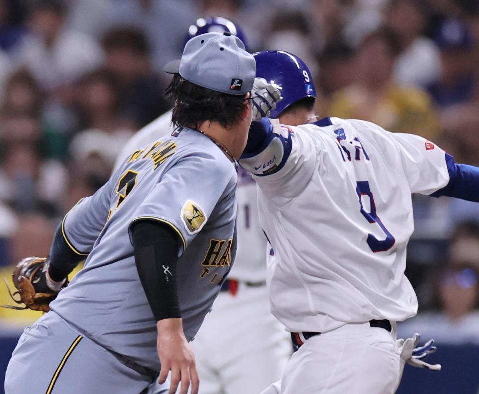 １回、石伊の左手が大山の顔面を直撃する（撮影・田中太一）