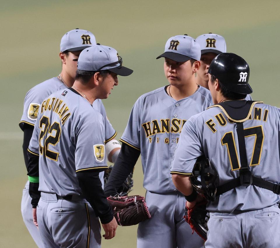 １回、藤川監督（左）から声をかけられる門別（撮影・西田忠信）