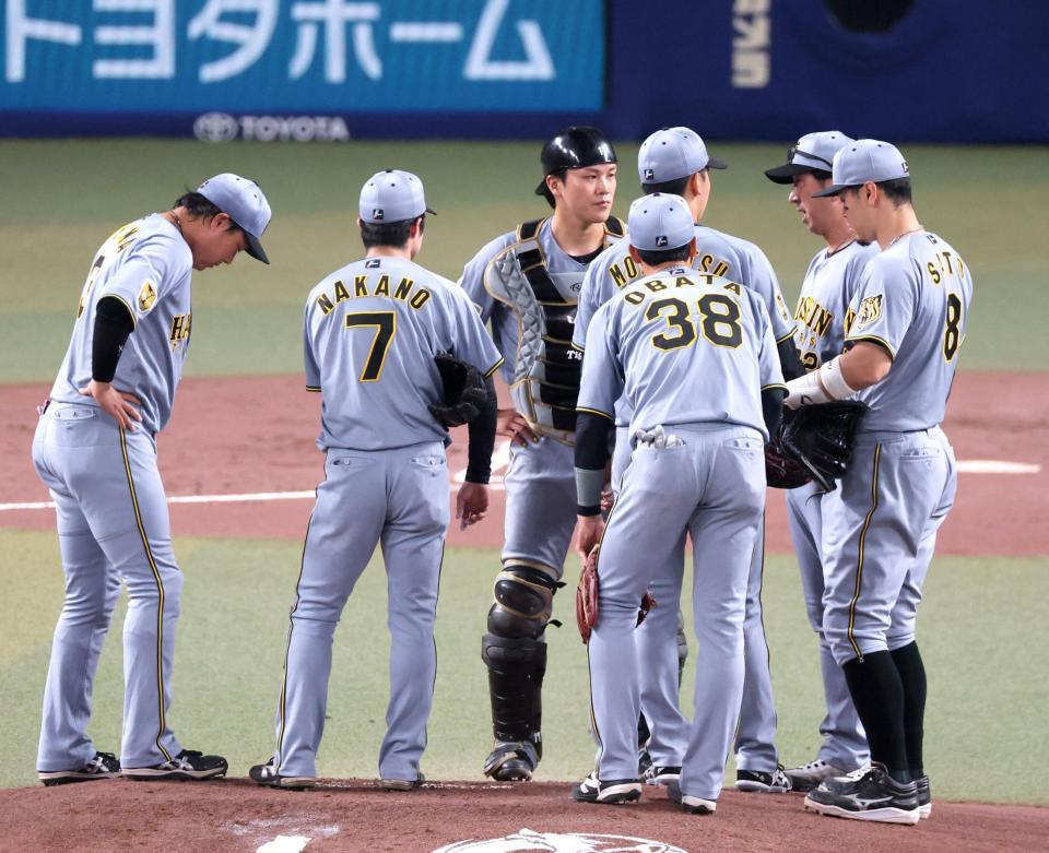 １回、マウンドへ行き門別らに声を掛ける藤川監督（右から２人目）＝撮影・立川洋一郎