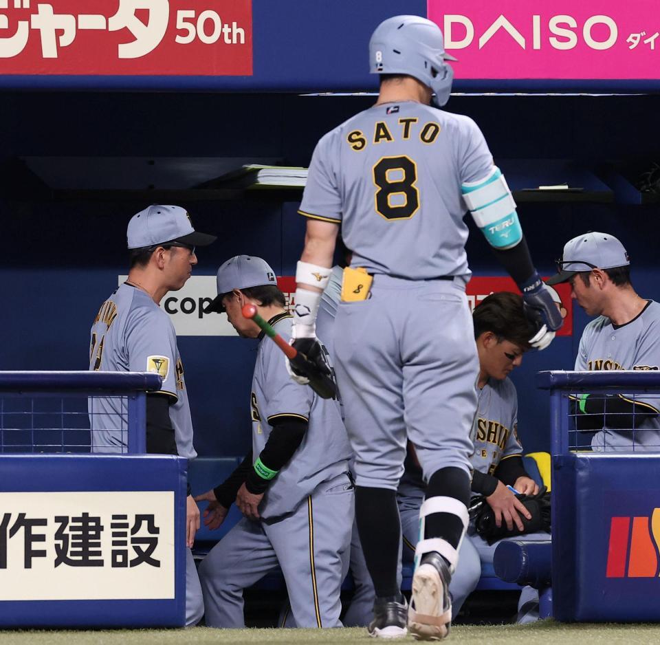 中日に敗れ、足早にベンチを後にする藤川監督（左）＝撮影・西田忠信