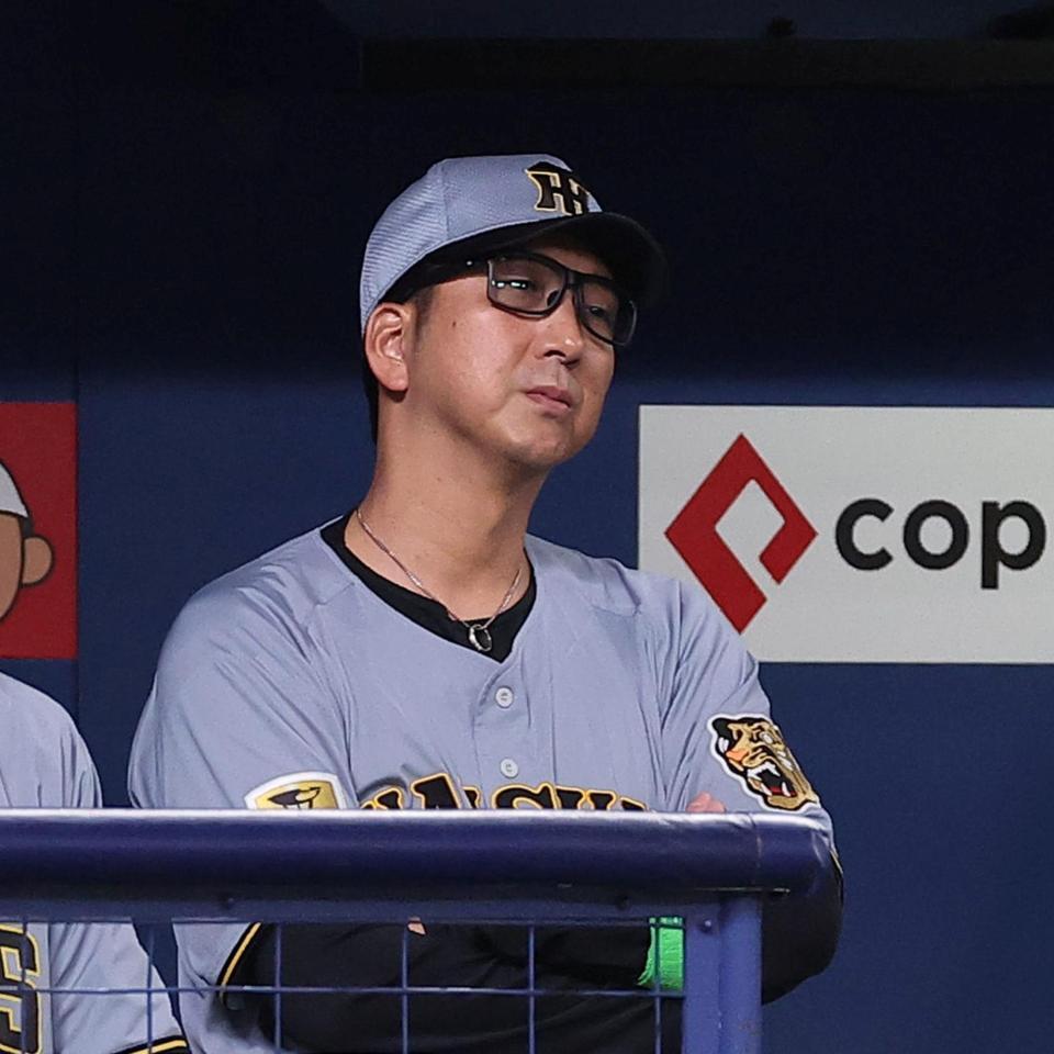 ５回、ベンチで腕組みをする阪神・藤川球児監督＝バンテリンドーム（撮影・西田忠信）