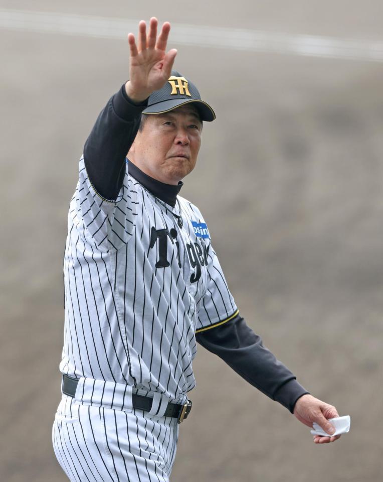 メンバー表交換を終え、スタンドに手を振る平田２軍監督（撮影・中田匡峻）