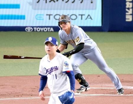 　１回、走者一掃の先制二塁打を放つ前川。投手中西（撮影・立川洋一郎）