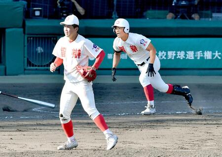 　夏の甲子園決勝で７回に智弁和歌山・中西から二塁打を放つ智弁学園・前川＝２０２１年８月２９日