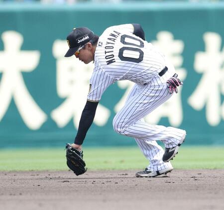 ２回、田村の打球を処理する元山（撮影・中田匡峻）