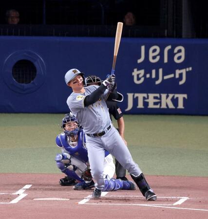 １回、先制ソロを放つ森下（撮影・立川洋一郎）