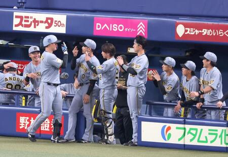 １回、先制ソロを放った森下を祝福するナイン（撮影・立川洋一郎）