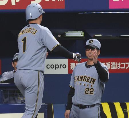 １回、先制ソロを放った森下（左）を迎える藤川監督（撮影・西田忠信）