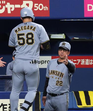 ７回、ソロを放った前川（左）を迎える藤川監督（撮影・西田忠信）