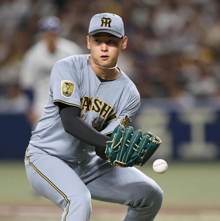 ３回、細川の打球をはじく早川（撮影・田中太一）