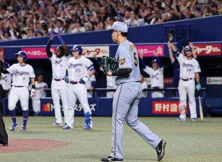 ３回、村松に走者一掃の三塁打を許す早川（撮影・田中太一）