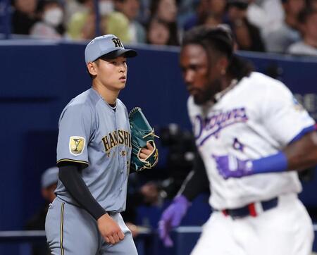 ３回、村松に走者一掃の適時三塁打を許した早川（撮影・西田忠信）