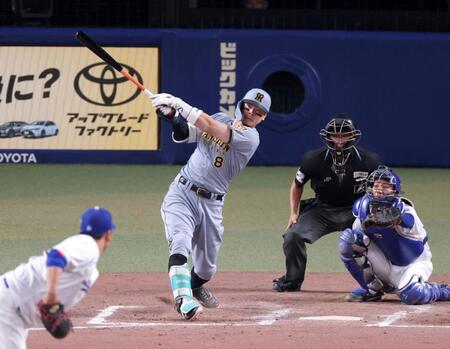 ９回、右翼スタンドへソロを放つ佐藤輝（撮影・立川洋一郎）