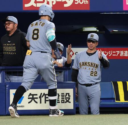 ９回、ソロを放った佐藤輝を迎える藤川監督（撮影・西田忠信）