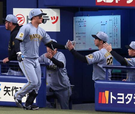 １回、左越えソロを放った森下を迎える藤川監督