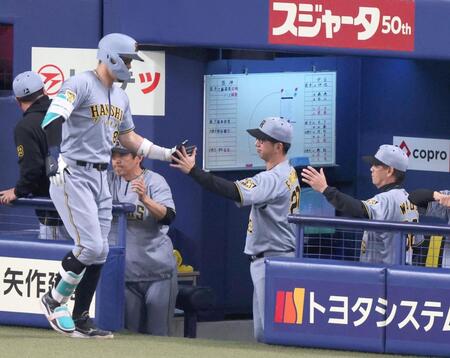 ９回表、ソロを放った佐藤輝（左）とタッチを交わす藤川監督（撮影・立川洋一郎）