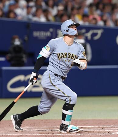 ９回、ソロを放つ佐藤輝（撮影・西田忠信）