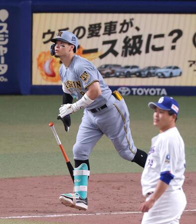 ９回、右翼スタンドへソロを放つ佐藤輝（撮影・立川洋一郎）
