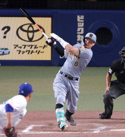 ９回、右翼スタンドへソロを放つ佐藤輝（撮影・立川洋一郎）