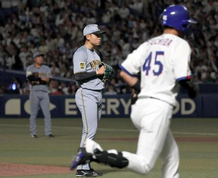 ４回、土田（右）にソロを許す早川（撮影・田中太一）