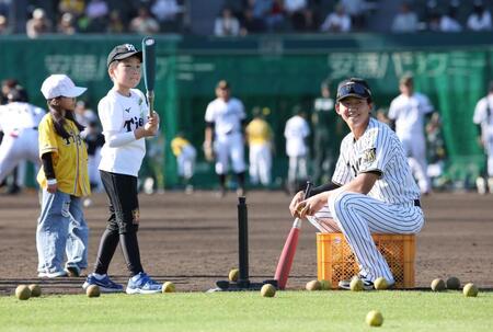 試合後の野球教室で、子どもたちを指導する立石（右）＝撮影・坂部計介