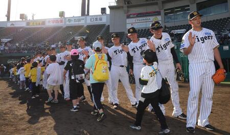 野球教室を終え、子どもたちとタッチを交わす阪神ナイン（撮影・坂部計介）
