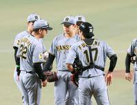 　１回、マウンドで藤川監督（左）から声をかけられる門別（撮影・西田忠信）