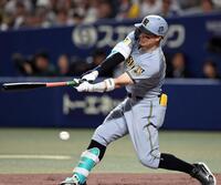 ７回、空振り三振に倒れる阪神・佐藤輝明＝バンテリンドーム（撮影・田中太一）