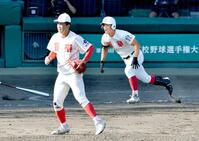 　夏の甲子園決勝で７回に智弁和歌山・中西から二塁打を放つ智弁学園・前川＝２０２１年８月２９日