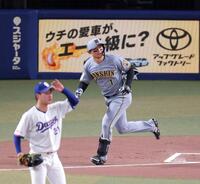 １回、左越えへ先制ソロを放つ森下（撮影・立川洋一郎）