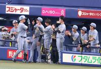 １回、先制ソロを放った森下を祝福するナイン（撮影・立川洋一郎）