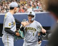 １回、ソロを放った森下（右）は先発の早川とタッチを交わす（撮影・田中太一）